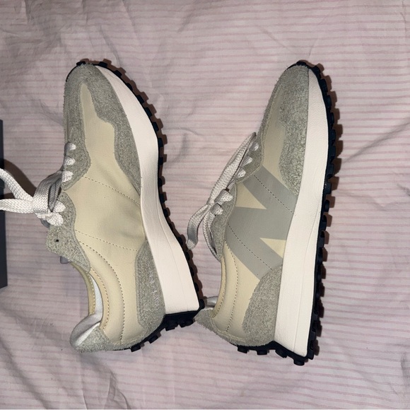 New Balance Womens 327 Sneakers - Picture 4 of 6